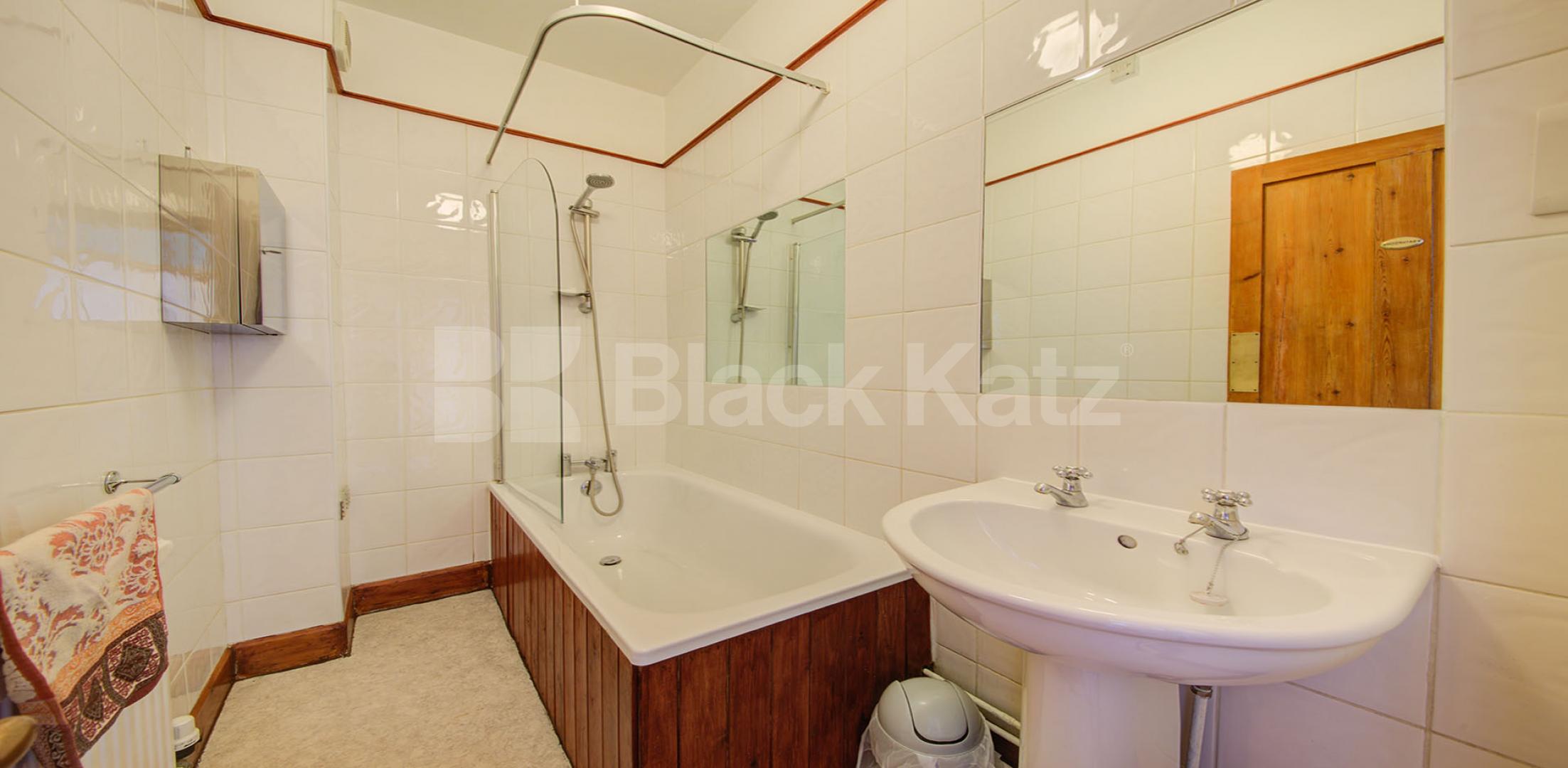 			ZONE 1 LOCATION, 2 Bedroom, 1 bath, 1 reception Apartment			 Haberdasher street, OLD STREET